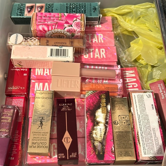 💕🫶🏽HIGH END MYSTERY BEAUTY BOX makeup and more!! - Picture 15 of 16